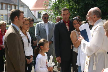 Pater Walter empf&auml;ngt uns